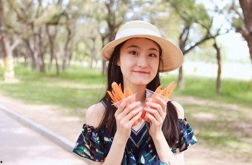 娱乐吃瓜李小花,娱乐圈的“吃瓜群众”如何成为焦点人物